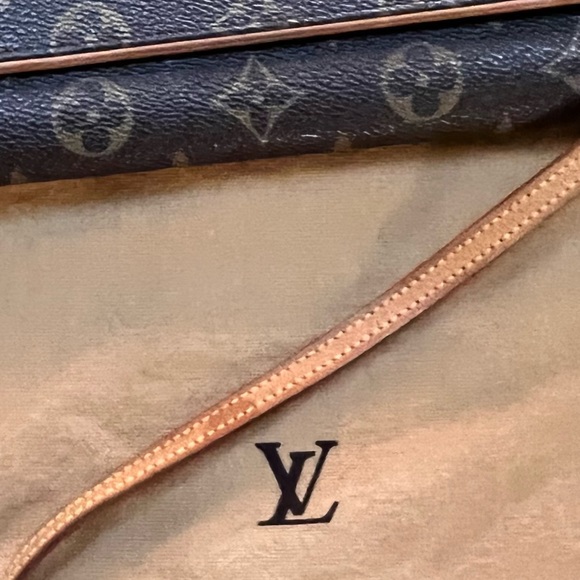 Louis Vuitton Pochette Clutch PM Monogram Canvas Crossbody bag in Brown - Picture 15 of 15